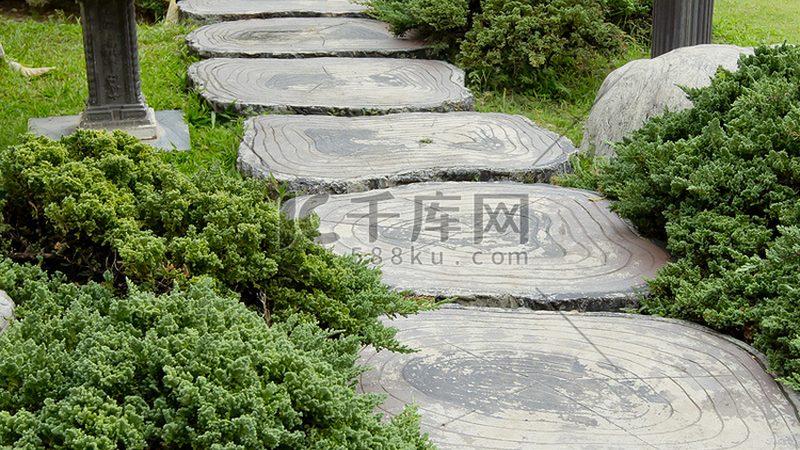 上海人工草坪铺设：价格行情背后的考量因素